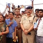 वाराणसी: जीआरपी कैंट पुलिस ने लौटाए 32 लाख के 310 एंड्राइड फोन, चेहरों पर लौटी मुस्कान;