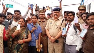 वाराणसी: जीआरपी कैंट पुलिस ने लौटाए 32 लाख के 310 एंड्राइड फोन, चेहरों पर लौटी मुस्कान;
