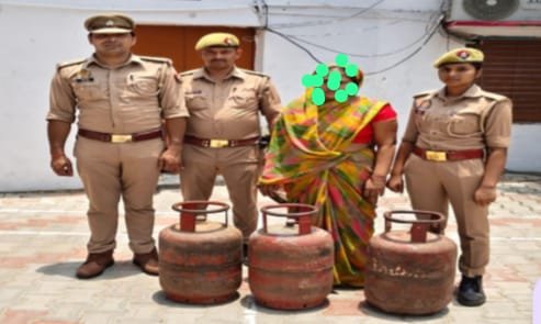 तीन घरेलू गैस सिलेंडरों के साथ महिला गिरफ्तार;