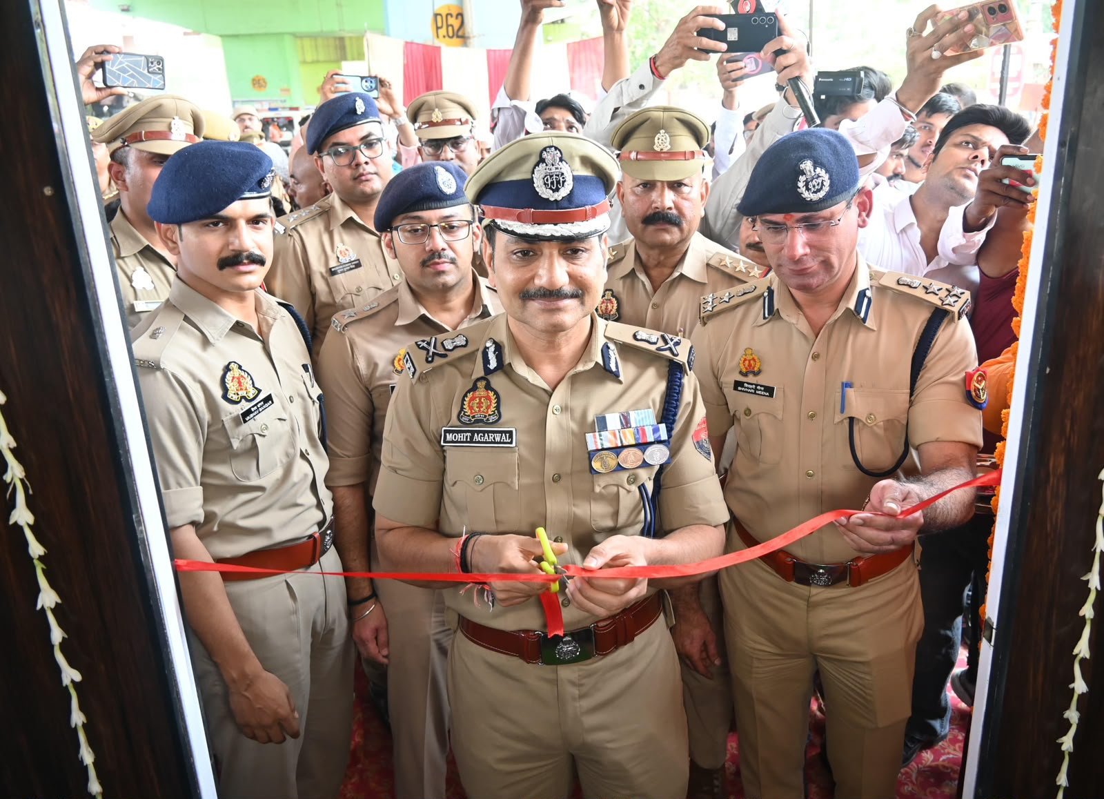 पुलिस आयुक्त कमिश्नरेट वाराणसी मोहित अग्रवाल द्वारा थाना सिगरा क्षेत्रान्तर्गत वाराणसी जंक्शन के सामने पुलिस सहायता केन्द्र का उद्घाटन किया गया;