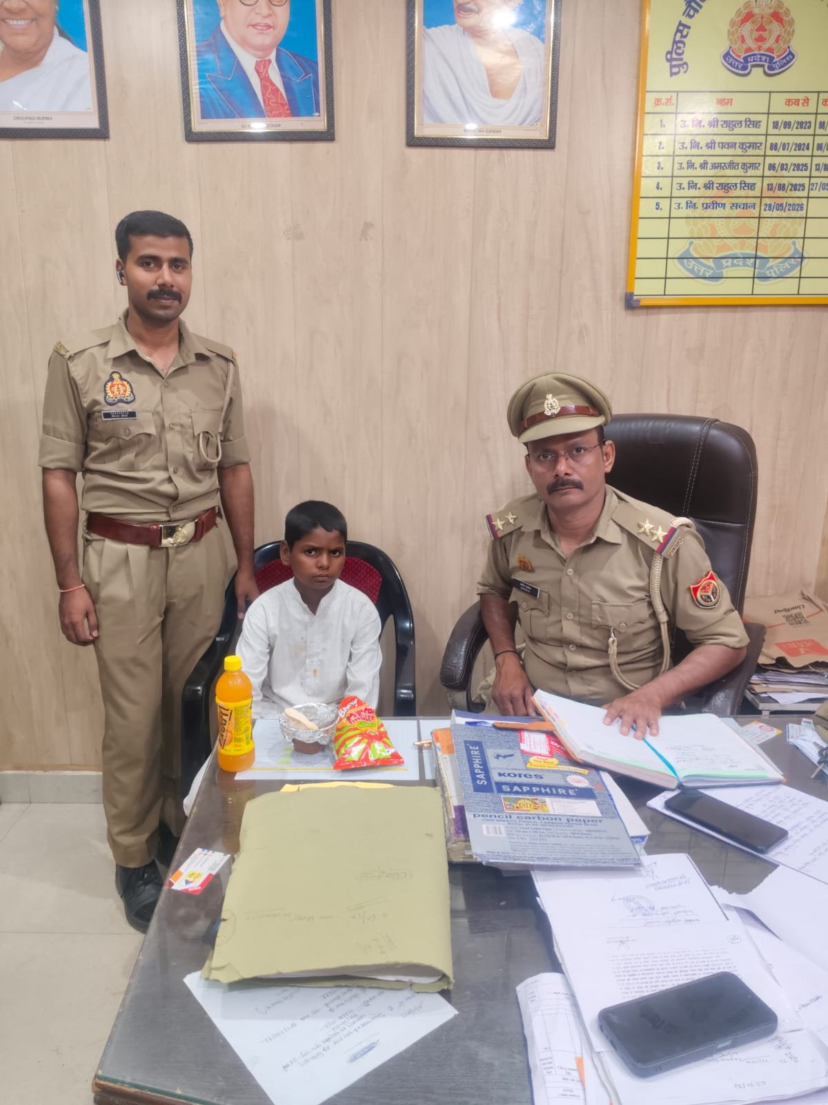 भटका हुआ 10 वर्षीय बालक पुलिस ने परिजनों से मिलवाया;