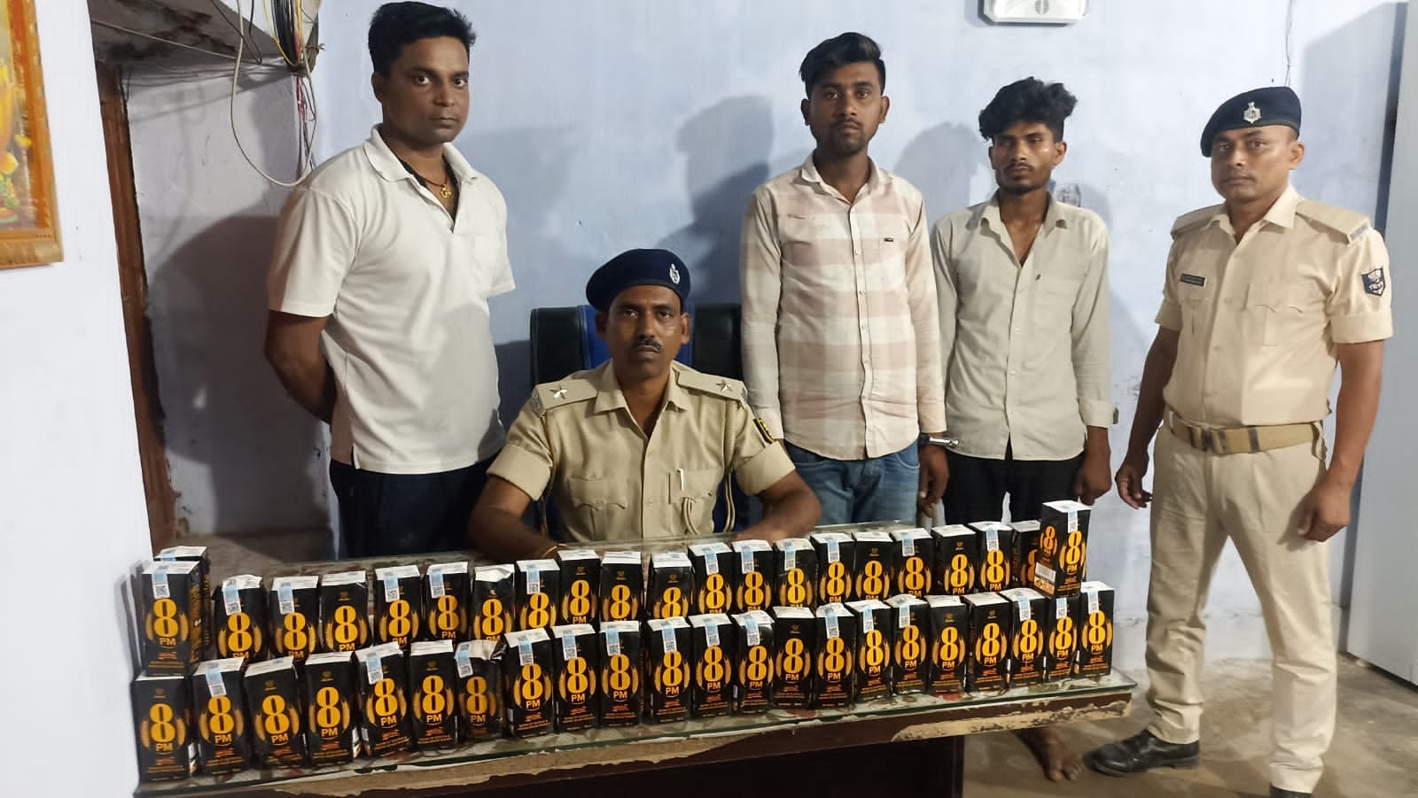 मोतिहारी: पहाड़पुर में 8.6 लीटर विदेशी शराब के साथ दो तस्कर गिरफ्तार, बाइक जब्त;