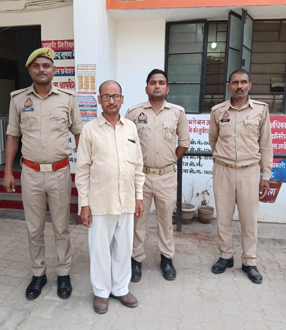 थाना चील्ह पुलिस द्वारा नौकरी दिलाने झांसा देकर पैसों को ठगी तथा कूटरचित नियुक्ति पत्र देने के अभियोग से सम्बन्धित एक अभियुक्त गिरफ्तार;