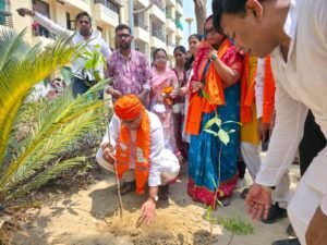 रामनगर की उमा निलयम सोसाइटी एवं किड्जी स्कूल में विधायक सौरभ श्रीवास्तव ने किया वृक्षारोपण;