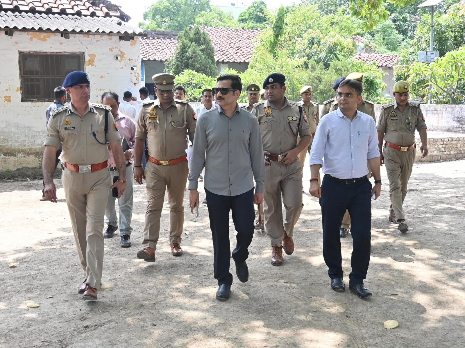 पुलिस आयुक्त कमिश्नरेट वाराणसी मोहित अग्रवाल द्वारा आरक्षी नागरिक पुलिस एवं समकक्ष पदों पर सीधी भर्ती परीक्षा – 2025 की परीक्षा केन्द्रों का जिलाधिकारी वाराणसी सत्येन्द्र कुमार संग किया गया स्थलीय निरीक्षण, ड्यूटी पर लगे पुलिसकर्मियों को दिए आवश्यक दिशा निर्देश;