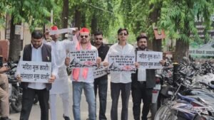 महापौर के फैसले का समर्थन: शराब की दुकानें, बार और नॉनवेज होटल भी शहर से बाहर हों — सपा नेता ज़ीशान अंसारी ने DM को सौंपा ज्ञापन;