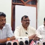 वाराणसी: दवा विक्रेताओं ने खाद्य सुरक्षा एवं औषधि प्रशासन पर लगाए उत्पीड़न के गंभीर आरोप;