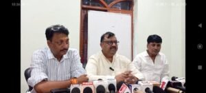 वाराणसी: दवा विक्रेताओं ने खाद्य सुरक्षा एवं औषधि प्रशासन पर लगाए उत्पीड़न के गंभीर आरोप;