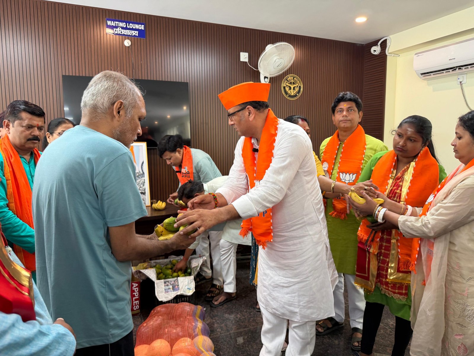 मोदी जी के ऐतिहासिक कार्यकाल के उपलक्ष्य में विधायक सौरभ ने रामनगर वृद्धाश्रम में किया फल वितरण;