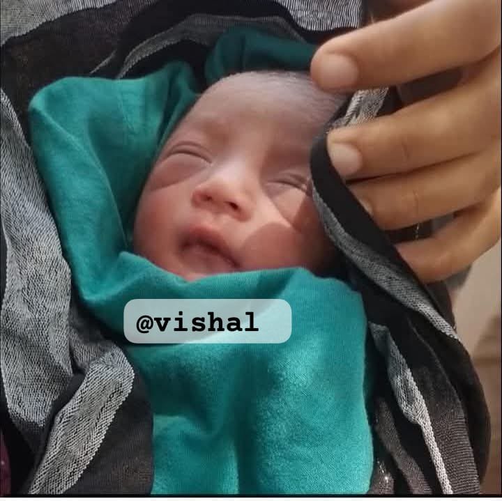 सड़क किनारे बोरे में मिला नवजात, इलाके में हड़कंप;